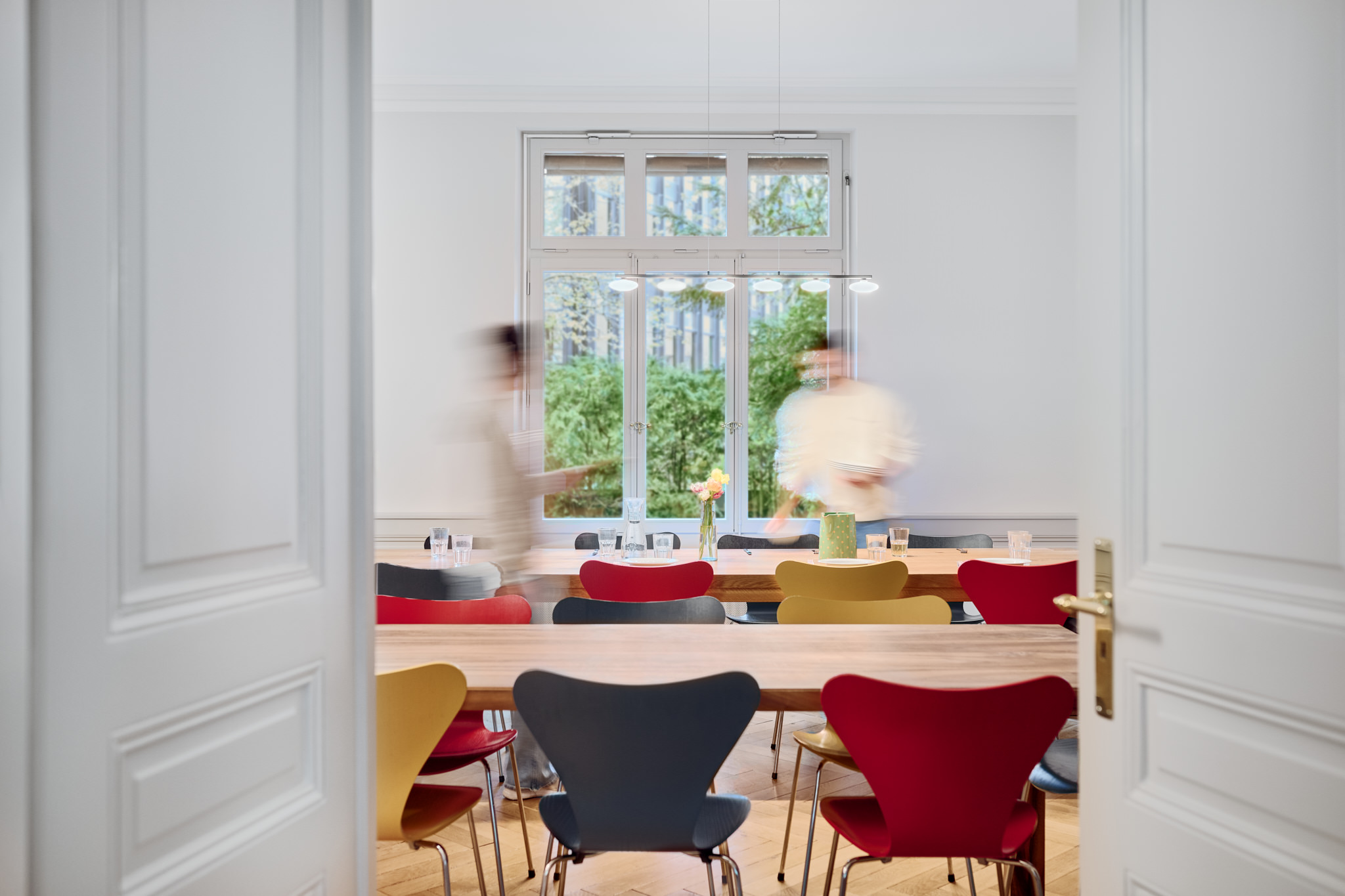 Zwei Personen decken den Tisch in der Soteria.