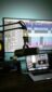Mikrophon und Bildschirme im Studio von Radio loco-motivo